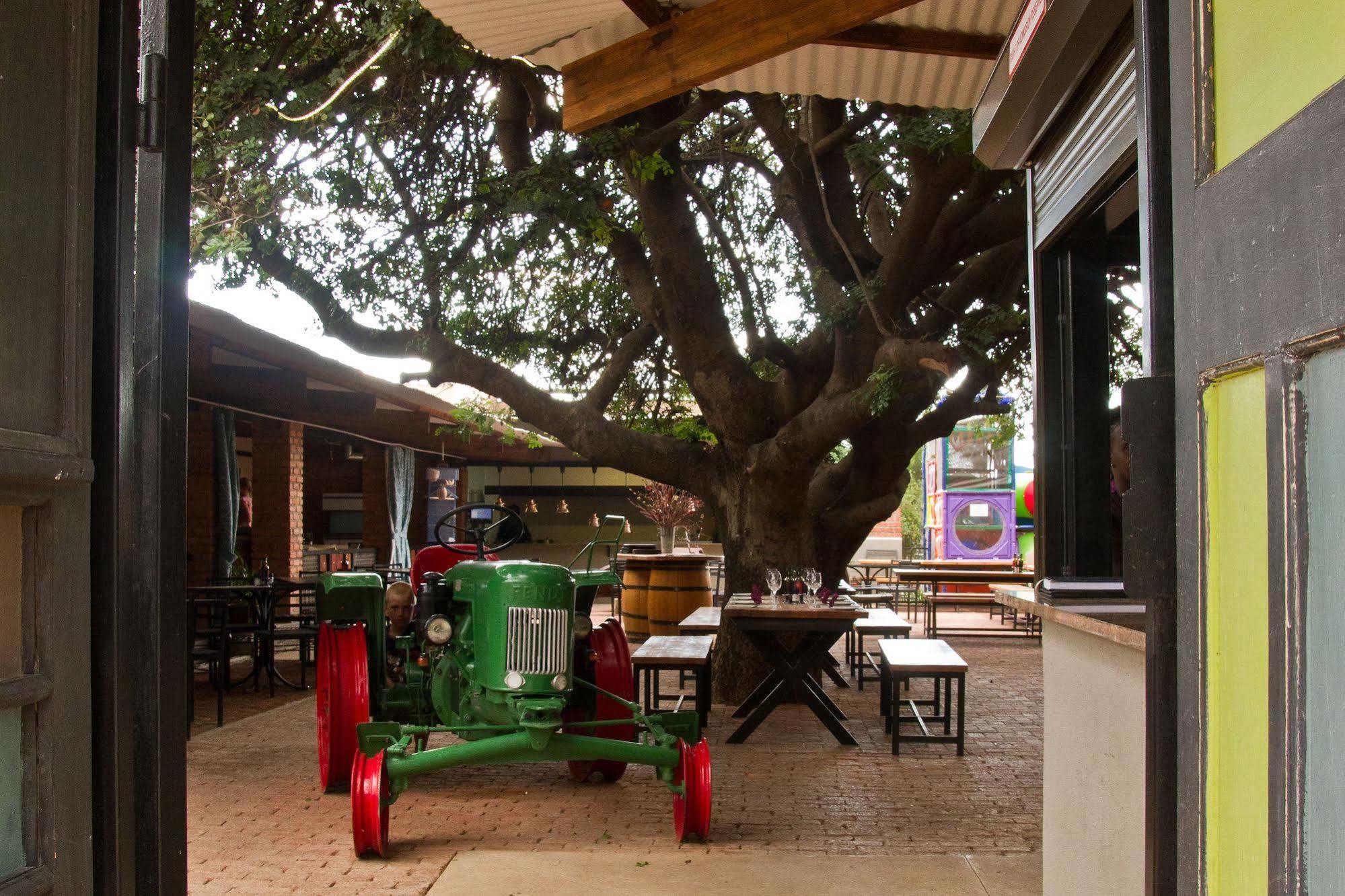 Casa Forno Country Hotel Otjiwarongo Kültér fotó